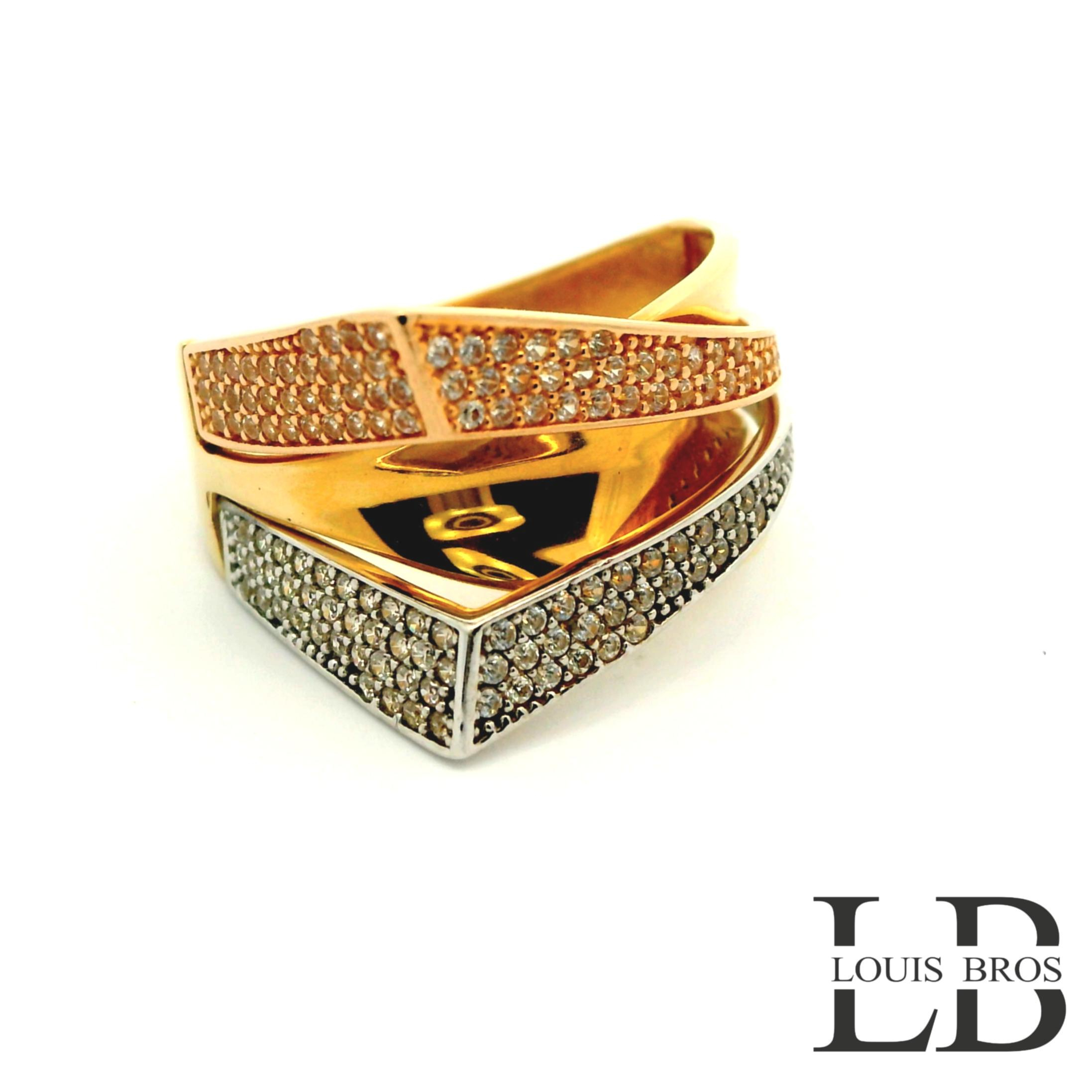 Deze schitterende ring is vervaardigd uit 14 karaat tricolor goud (4.68 gr), waarbij geel-, wit- en rosegoud op elegante wijze samenkomen. Het speelse kleurenspel geeft de ring een unieke en luxe uitstraling. De ring is verder verrijkt met fonkelende zirkonia’s, die zorgen voor een sprankelende schittering bij iedere beweging.

Een tijdloos en stijlvol sieraad dat perfect is voor dagelijks gebruik, maar ook bijzonder mooi bij feestelijke gelegenheden. Dankzij de combinatie van drie goudkleuren laat de ring zich makkelijk combineren met andere sieraden.

 Materiaal: 14 karaat goud (tricolor: geel, wit & rosé)
 Steen: Zirkonia
 Stijl: Elegant, luxe en veelzijdig.
De ring is verkrijgbaar in meerdere afmetingen.