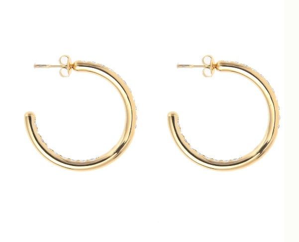 De Rose & Camellia Oorstekers, modelnummer 3110648609804, zijn vergulde edelstalen studoorbellen. Perfect als elegante aanvulling op elke outfit, zowel casual als chic. Draag ze met opgestoken haar of een kort kapsel om de verfijnde details te benadrukken. Deze oorstekers stralen luxe en eenvoud uit, een must-have voor elke sieradenliefhebber.