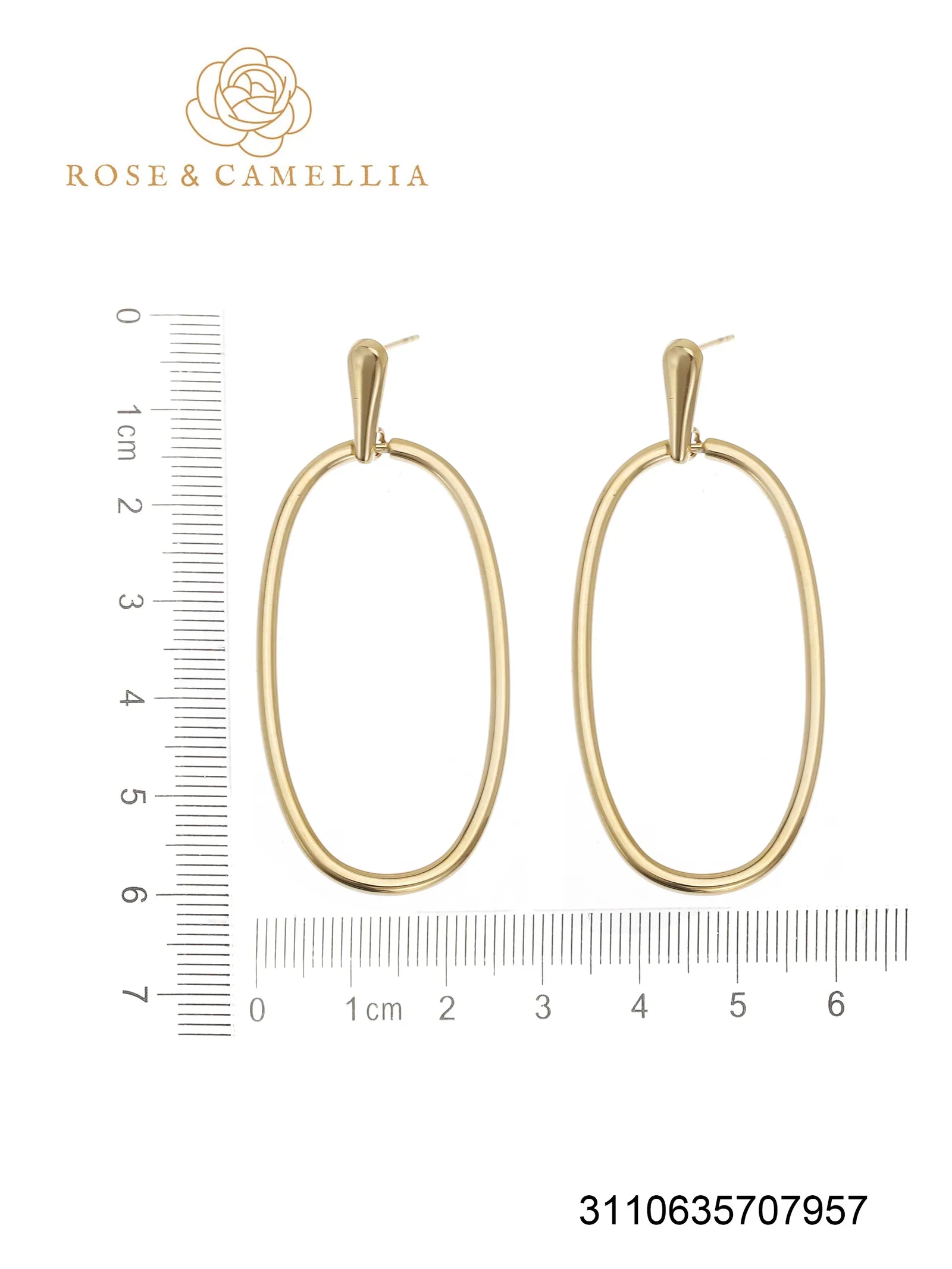 De Rose & Camellia Oorstekers, modelnummer 3110635707957, zijn edelstaal verguld. Deze elegante oorbellen zijn perfect voor dagelijks gebruik of speciale gelegenheden. Draag ze met opgestoken haar om hun verfijnde details te laten zien en je look te verrijken.