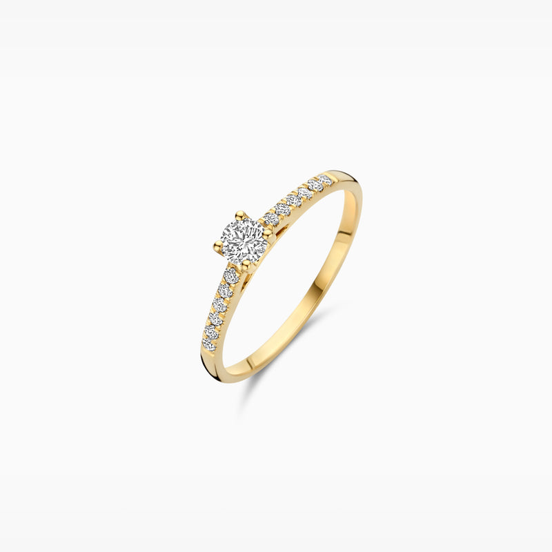 Deze schitterende 14k geelgouden ring is bezet met lab-diamonds in chaton- en pavé-zetting. Het totale karaatgewicht van de diamanten is 0,32, de doorsnede van de ring is 1,5 mm. Stijlvol op zichzelf of gecombineerd met andere sieraden met lab-diamonds uit onze collectie.