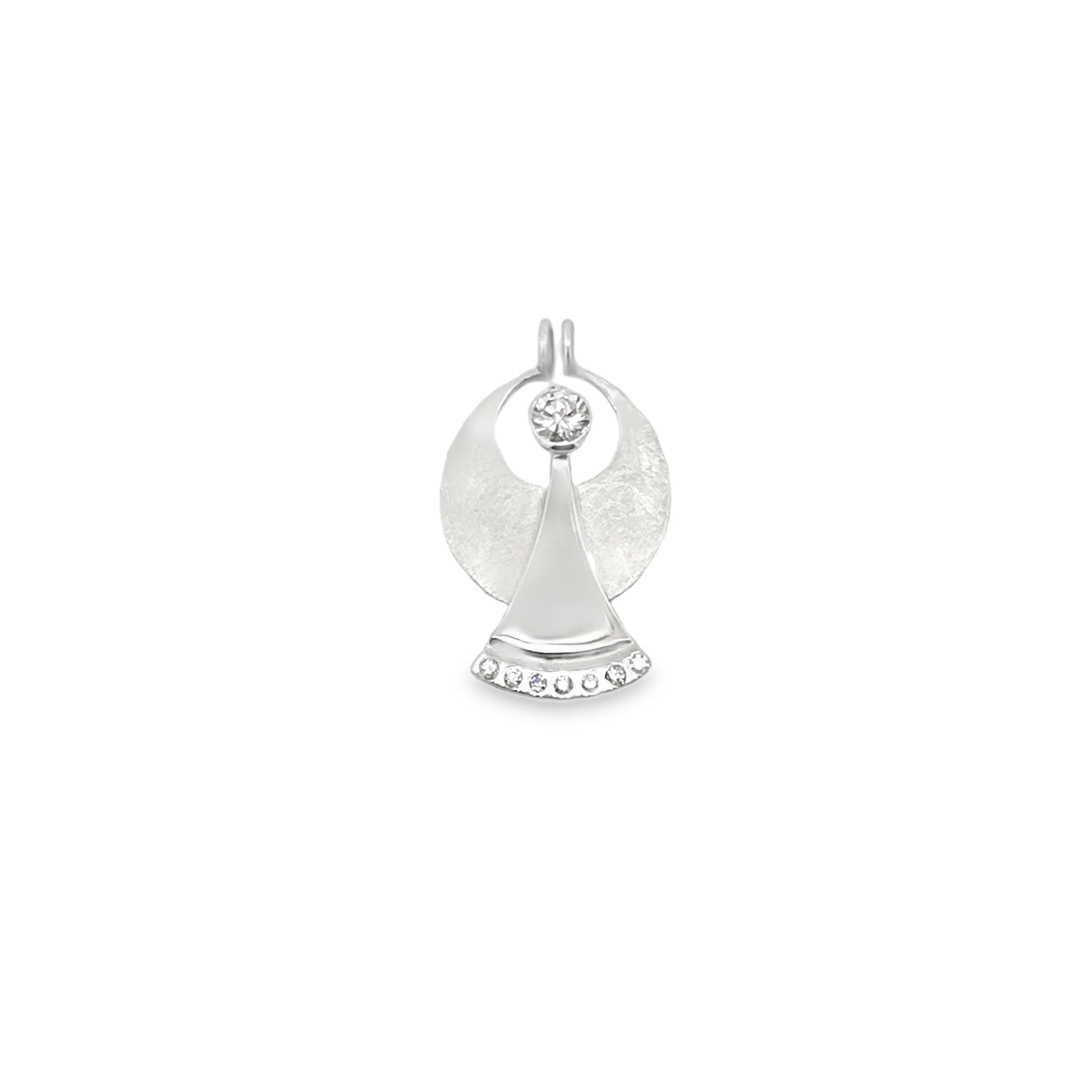 Dieser Schutzengel als Anhänger aus Weißgold 750 gefertigt, mit  Brillanten besticht durch seine schlichte Formensprache und seine edle Verarbeitung. Am besten tragen Sie ihn an einer feinen Halskette, um ihm einen besonderen Platz in Ihrem Outfit zu geben und für ein stilvolles Erscheinungsbild zu sorgen.