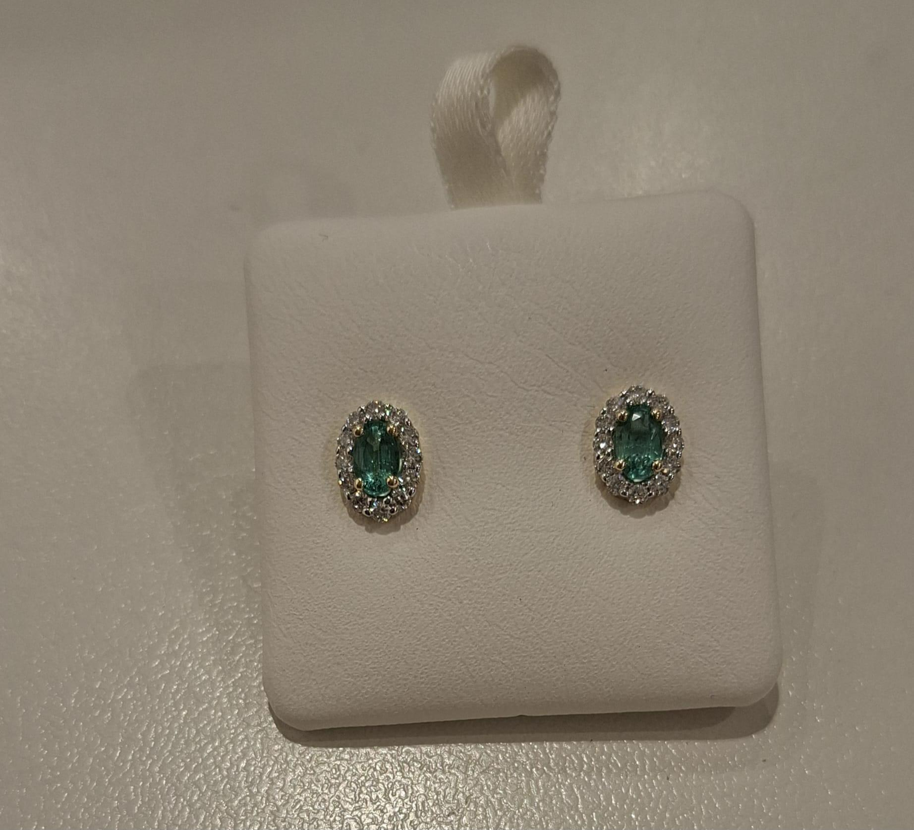 GF2053. Geelgouden oorstekers. Entourage model met smaragd en diamant. 24 keer diamant totaal 0.25crt. 2 x smaragd totaal 0.50crt. 