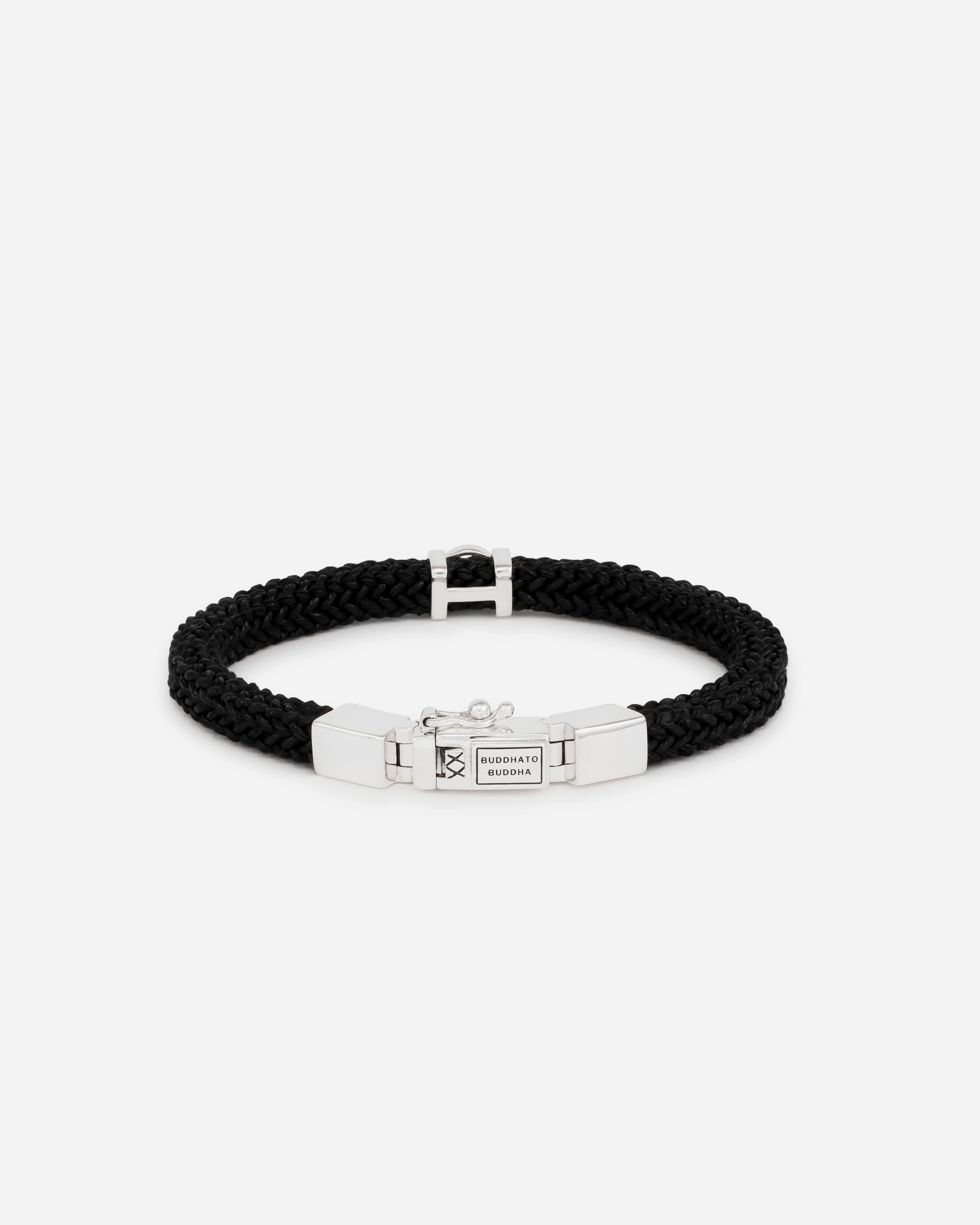 De Denise Koord Zwart Armband is een stijlvol geweven koord met ons iconische en tijdloze sterling zilveren slot. Ontworpen in Amsterdam en met zorg handgemaakt in Zuidoost-Azi&euml;, voegt deze zwarte armband de &ldquo;finishing touch&rdquo; toe aan elke outfit. Combineer het met andere zilveren sieraden of draag het naast je horloge voor een complete look. Welk bijzonder verhaal vertel jij met deze armband? Let op: het is belangrijk om contact met water en langdurige blootstelling aan direct zonlicht te vermijden, om de kwaliteit van het geweven koord te behouden.