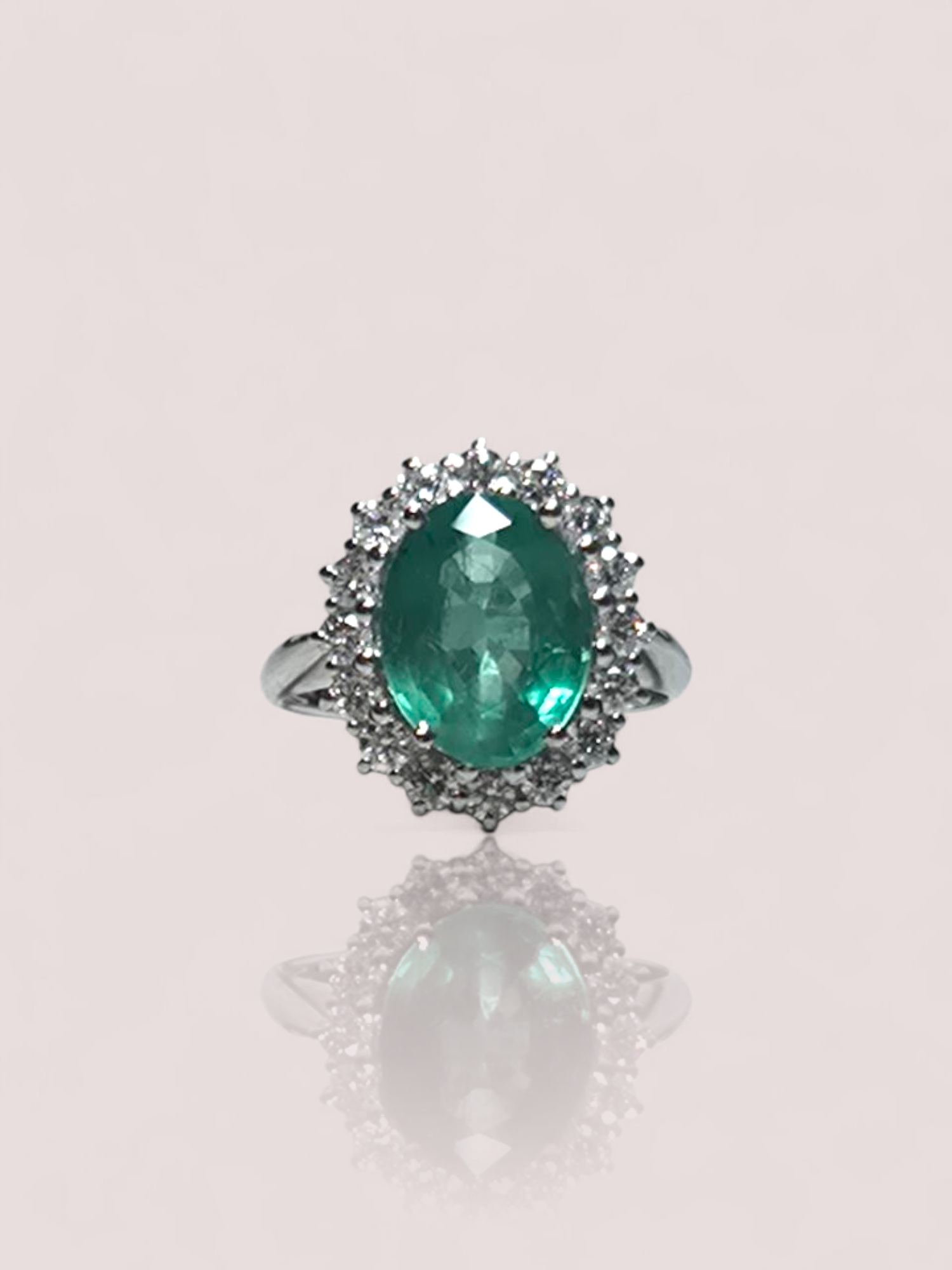 De House of Bruens 18k witgouden ring is een verfijnde combinatie van een smaragd en diamanten. De ring heeft als centrale steen een prachtige natuurlijke smaragd met een intense groene kleur! De smaragd wordt omringd door 0,95ct aan diamanten met een H kleur en VVS2 insluitsels. 

Draag deze ring als opvallend middelpunt bij avondkleding of voeg een vleugje luxe toe aan je dagelijkse stijl. Perfect om te stralen!