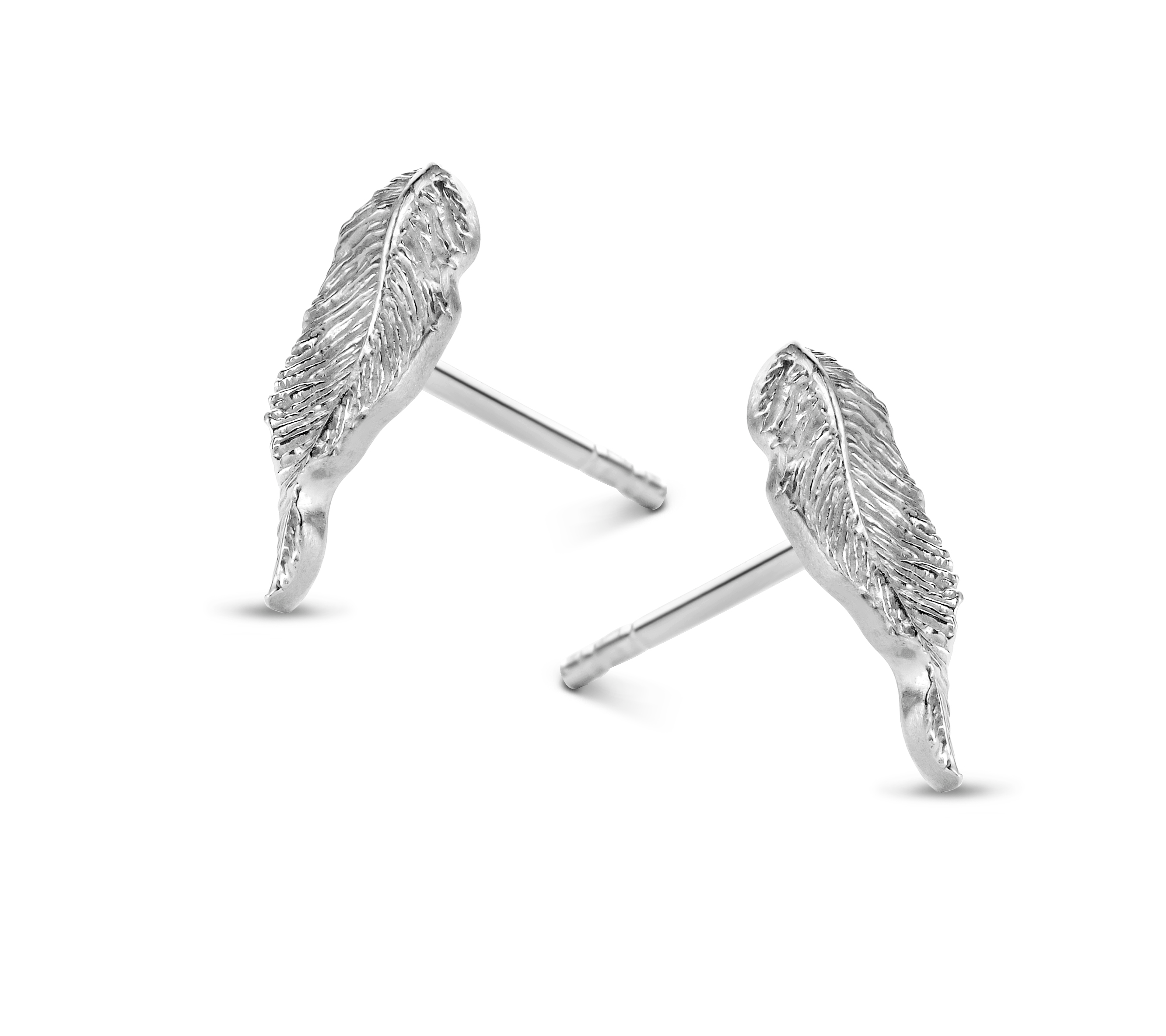 Diese 925/- Silber Ohrstecker, in Form einer Feder, sind Ideal zu tragen mit einer Hochsteckfrisuren oder kurzen Haar, um das Design zur Geltung zu bringen. Ein zeitloses Accessoire für jeden Kleiderschrank.