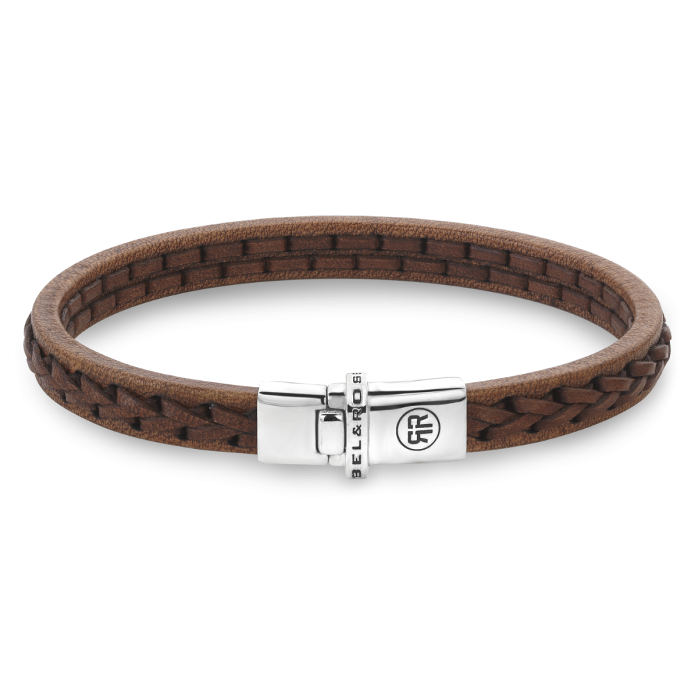De Single Stranded armband van Rebel and Rose is een handgemaakte armband met volledig zilveren sluiting. Het donkerbruine leer is 7,5 mm breed en heeft een opliggend patroon. De binnenkant van de band is glad wat zorgt voor een perfect draagcomfort. Het leer is met veel zorg en vakmanschap gelooid door de ambachtslieden van Rebel and Rose. Prachtig rundleer dat mooier en soepeler wordt naarmate je het langer draagt. Ze doen het perfect in combinatie met onze Sterling Zilveren armbanden, ringen en kralen armbanden. Het leer moet worden ‘ingedragen’ dus mag in het begin iets strakker zitten dan je zou willen.