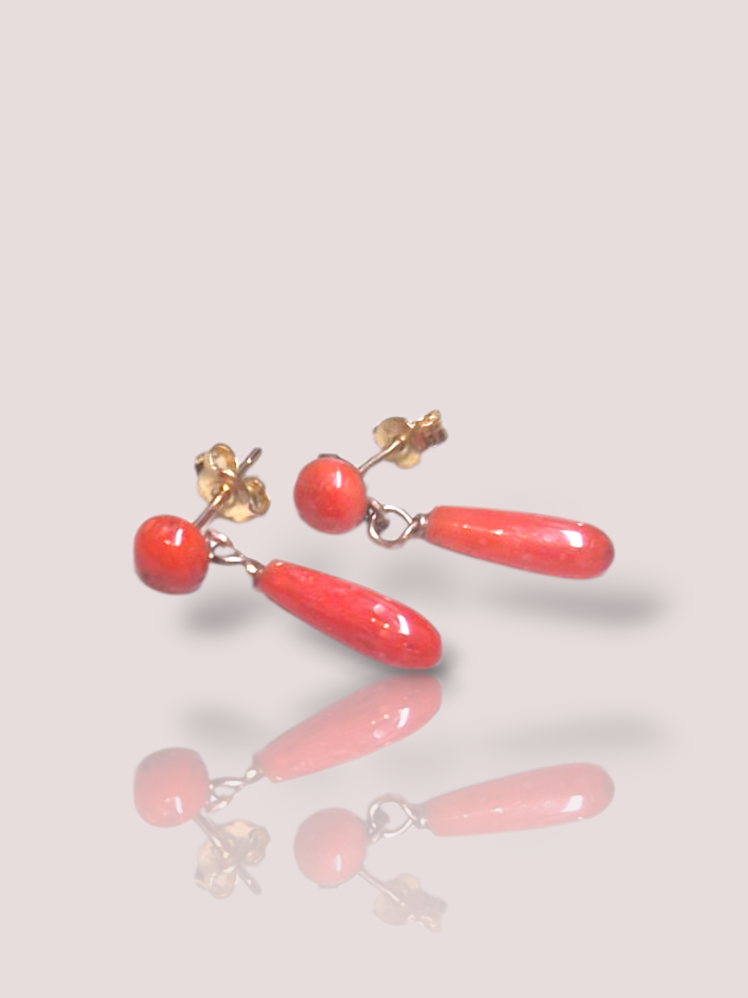Deze vintage 9k geel gouden antieke bloedkoralen oorstekers, zijn verfijnde juwelen in de categorie oorbellen. Deze elegante oorstekers met kostbare bloedkoralen voegen een vleugje tijdloze klasse toe. Perfect voor speciale gelegenheden, kunnen ze stijlvol gedragen worden met zowel formele als casual outfits, waardoor elke look een chique upgrade krijgt.

De oorbellen zijn voorzien van oorstekers en hebben een lengte van 2,2 cm. 