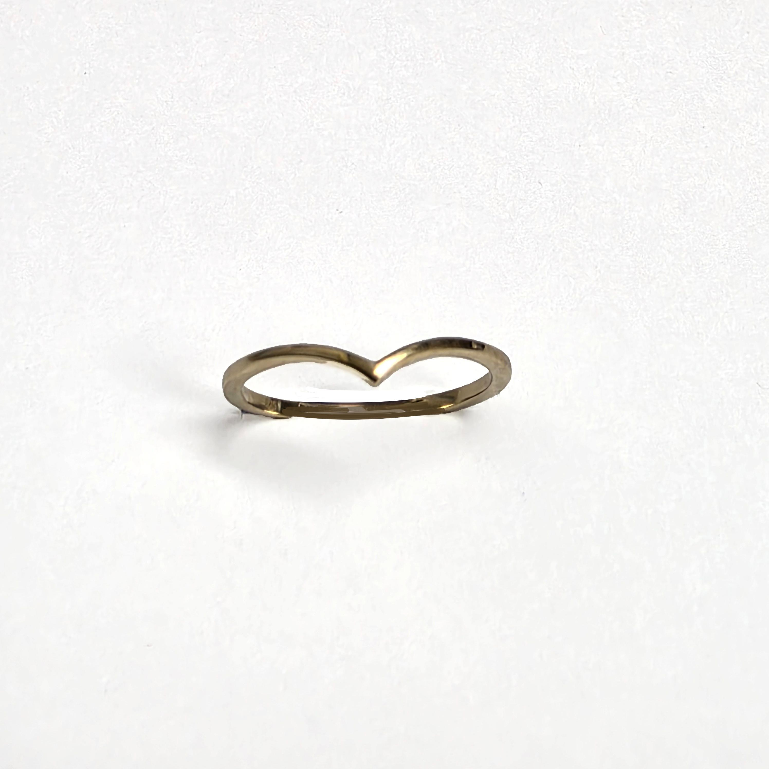 Gouden ring in V vorm