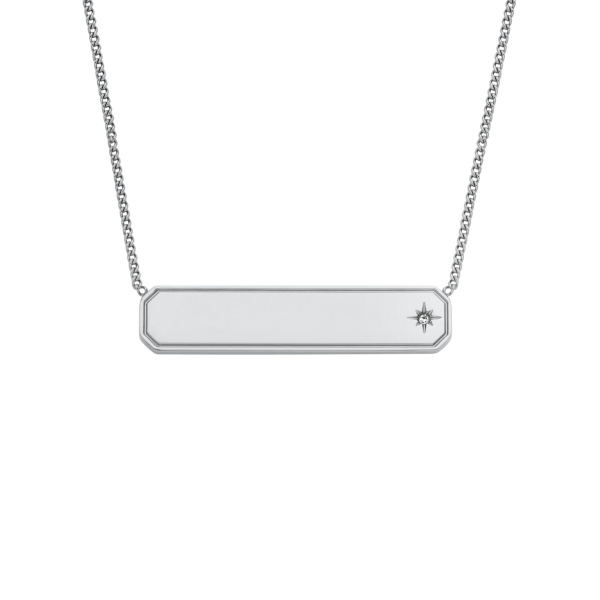 Deze ketting heeft een strak identificatieplaatje in combinatie met een delicate ketting voor een moderne, ingetogen look. Gemaakt van gepolijst zilverkleurig roestvrij staal en geaccentueerd met een subtiele ster-ets en kristal voor een eenvoudig en verfijnd ontwerp. Een karabijnsluiting zorgt voor veilig en gemakkelijk dragen, terwijl het graveerbare ontwerp een persoonlijk tintje toevoegt.