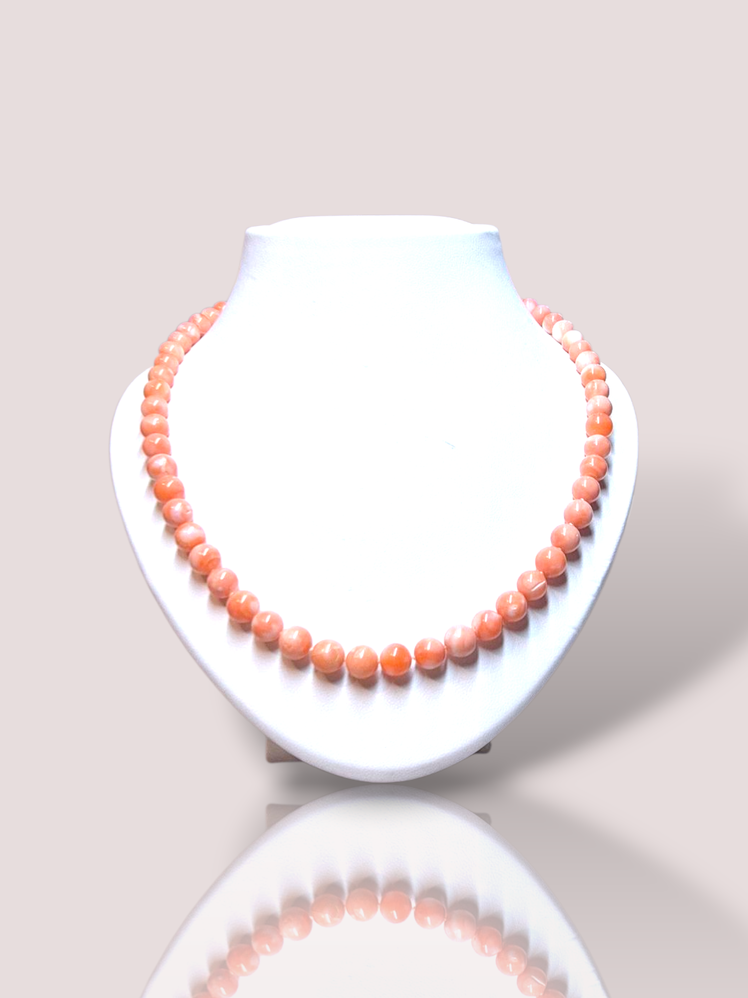 Deze Vintage angel skin bloedkoralen kralenketting, is een uniek en tijdloos sieraad. Met zijn warme doch frisse roze tinten en zachte textuur voegt de ketting een elegante touch toe aan elke outfit. Ideaal te dragen als statement stuk op een eenvoudige, klassieke top of jurk. Perfect voor zowel formele als informele gelegenheden.

Het collier is 52 cm lang.