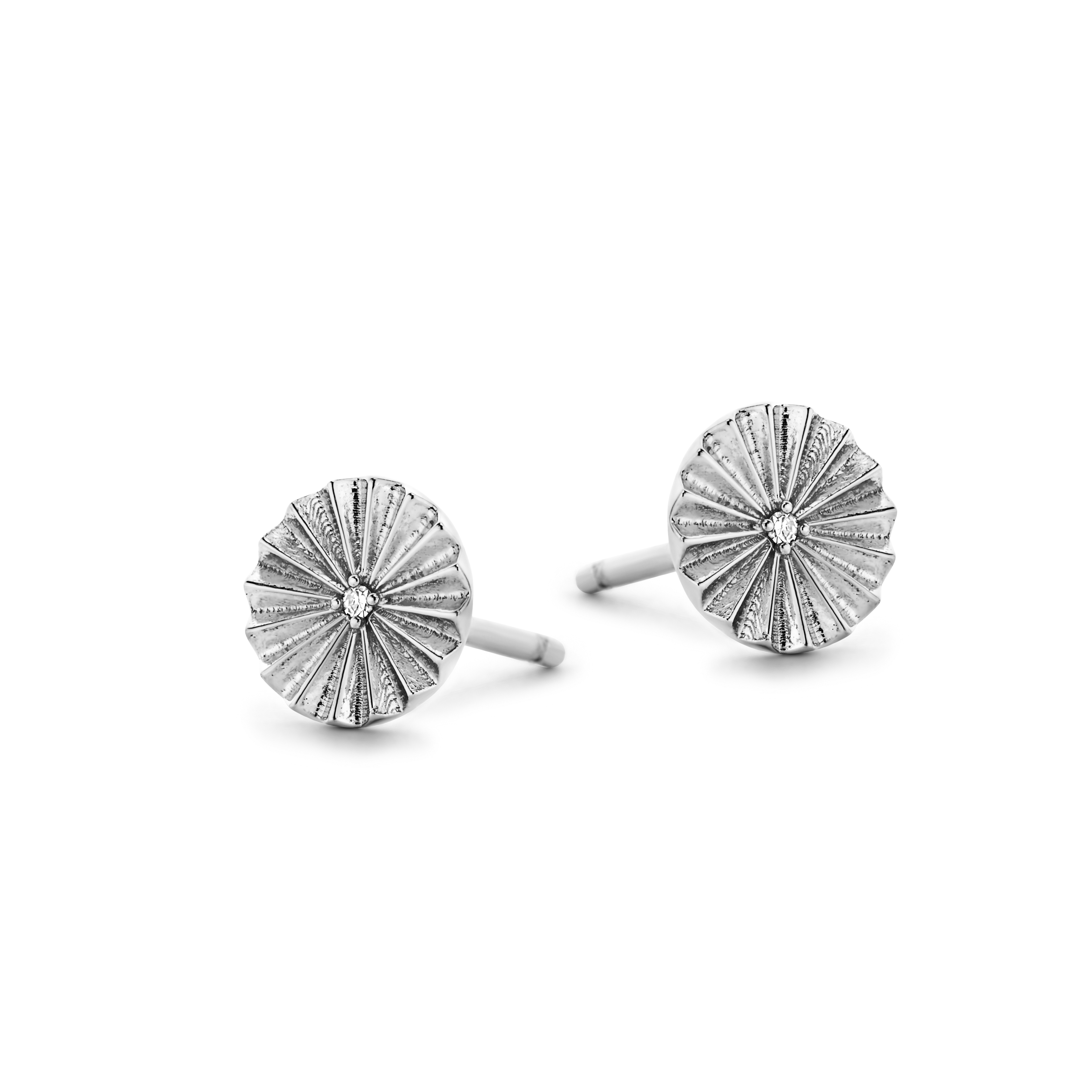 Diese zeitlosen, 925/- Silber Ohrstecker mit echtem 0,005ct Diamant, verleihen jedem Outfit eine edle Note und sind ideal für den täglichen Gebrauch oder besondere Anlässe. Tragen Sie sie zu einem eleganten Abendkleid oder kombinieren Sie sie mit einem lässigen Look für einen Hauch von Raffinesse. Perfekt für jede Gelegenheit.
