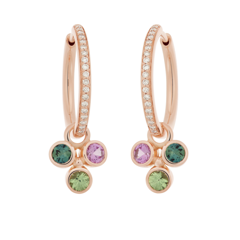 De Confetti aanhangers van Bron, met modelnummer 8OR4918BRAVO, zijn vervaardigd met 18 karaat roségoud en 3 saffieren. Ze stralen tijdloze elegantie uit. Deze stijlvolle hanger oorbellen vormen een prachtige toevoeging aan elke sieradencollectie. Draag ze met opgestoken haar voor een verfijnde uitstraling of combineer ze met een elegante avondjurk voor een extra vleugje glamour. Perfect geschikt voor zowel alledaagse elegantie als bijzondere gelegenheden.