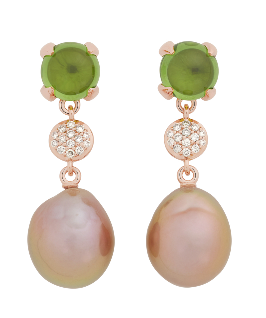 De Catch oorbellen van Bron, met modelnummer 8OR4858PECBRZRB11, zijn vervaardigd uit 18 karaats roségoud en stralen een verfijnde elegantie uit. De combinatie van levendige groene peridot en zachtroze zoetwaterparels zorgt voor een harmonieuze en luxueuze uitstraling. In het midden schittert een subtiele stardust van diamant, die de oorbellen een betoverend detail geeft. Een tijdloos sieraad dat moeiteloos klasse en vrouwelijkheid uitstraalt, perfect voor elke gelegenheid.