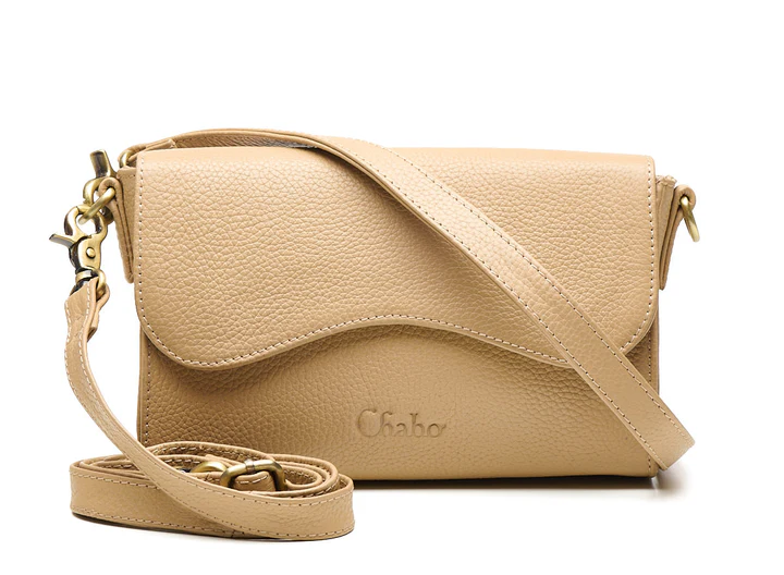 Gemaakt van volnerf rundleer, het sterkste en meest natuurlijke type leer. Geen imitatie, geen coating – alleen karaktervol leer dat steeds mooier wordt in gebruik.

✔ Veilig en praktisch ingedeeld
De tas sluit dubbel af:

Elegante overslagflap met magneet

Stevige YKK-ritssluiting onder de flap

Binnenin vind je:

Een ruim hoofdvak

Ritsvak voor waardevolle spullen

Twee open vakken voor telefoon, sleutels of andere essentials

Alles georganiseerd, alles beschermd.

✔ Twee draagopties, jouw stijl
De Britt Bag wordt geleverd met:

Een brede, korte leren schouderband

Een lange, verstelbare band (tot 135 cm) voor crossbody gebruik

Zo draag je de tas precies zoals jij prettig vindt – klassiek of handsfree.