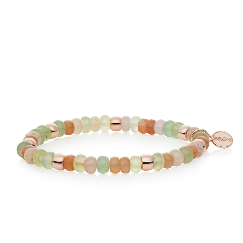 Deze armband van Bron is vervaardigd uit 18 karaats roségoud en verfijnde edelstenen in zachte, natuurlijke tinten. De combinatie van bruine maansteen, roze beryl en prehniet zorgt voor een harmonieuze en frisse uitstraling. Het subtiele kleurenspel maakt deze armband tot een tijdloos en elegant sieraad dat moeiteloos bij elke stijl past. Perfect voor zowel dagelijks gebruik als speciale gelegenheden.