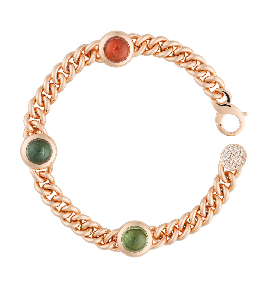 Deze armband van Bron is vervaardigd uit 18 karaats roségoud en combineert kracht met elegantie. De edelstenen, roze toermalijn, groene toermalijn en london blue topaas, geven het ontwerp een levendig en kleurrijk karakter. Aan het uiteinde zorgt een stardust met sprankelende diamanten voor een subtiele glans. Een stijlvolle armband met een moderne uitstraling, perfect om elke look extra karakter te geven.