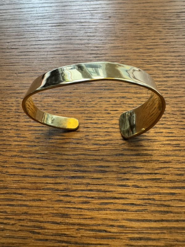 De Rose & Camellia Armband edelstaal verguld, modelnummer 2110015412502, is een verfijnd sieraad dat elke outfit verrijkt. Draag het als een opvallend accessoire om uw pols te accentueren, ideaal voor zowel dagelijkse als speciale gelegenheden. Voeg een vleugje luxe toe aan uw look.