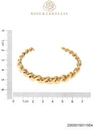 De Rose & Camellia Armband edelstaal verguld, modelnummer 2900015011504, is een elegante armband die bij ieder outfit past. Deze vergulde armband in edelstaal straalt luxe uit. Draag hem solo voor een subtiele look, of combineer met andere sieraden voor een gelaagde stijl. Perfect voor zowel dagelijks gebruik als speciale gelegenheden.