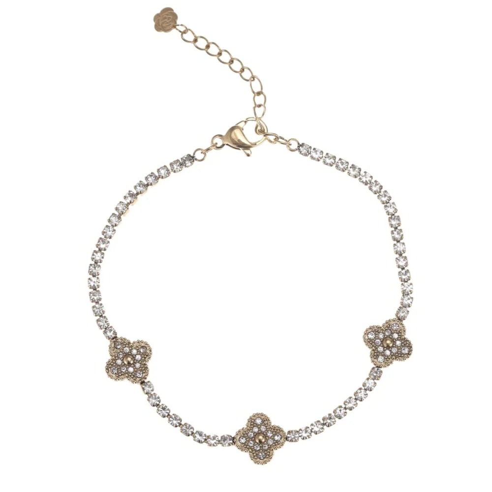 Deze Rose & Camellia Armband, modelnummer 2110021506950, is een vergulde edelstalen armband van 16+3 cm. Het is een verfijnde accessoire dat elegant om de pols ligt. Ideaal voor dagelijkse draagbeurten en speciale gelegenheden. Combineer met andere sieraden voor een gelaagde look. Perfect om je outfit een chique touch te geven. Kwaliteit gegarandeerd.