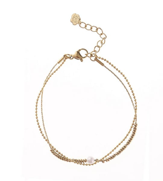 Het Rose & Camellia Armband, modelnummer 2110034405998, is een stijlvolle en elegante armband van verguld edelstaal, met een lengte van 16+3 cm. Draag het als een verfijnd accessoire bij zowel casual als formele outfits voor een vleugje tijdloze elegantie. Perfect voor elke gelegenheid! 