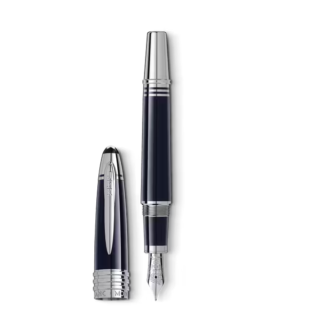 De Montblanc Great Characters John F. Kennedy Special Edition vulpen (modelnummer MB132088) is een eerbetoon aan Kennedy's nalatenschap. De pen beschikt over hoogwaardige materialen en verfijnde details, zoals JFK's initialen gegraveerd op de penpunt. Perfect voor dagelijks schrijfgenot en formele gelegenheden. Draag de pen met vertrouwen in uw borst- of binnenzak, klaar om uw ideeën met klasse vast te leggen.