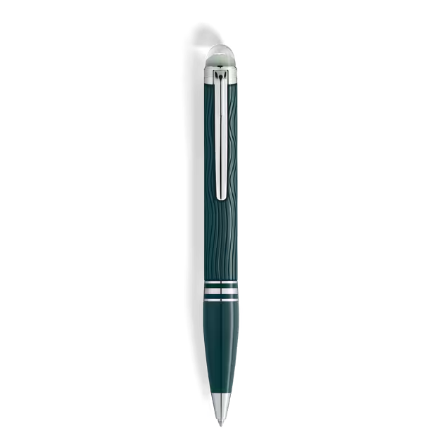 De Montblanc StarWalker PolarGreen Precious Resin Balpen, modelnummer MB132904, is een luxueus schrijfinstrument van topkwaliteit. Deze balpen, gemaakt van kostbaar groen hars, biedt moeiteloos schrijfcomfort. Draag het stijlvol in de borstzak van je colbert of in een speciaal pennenetui voor ultieme bescherming. Zorg dat je altijd een vleugje klasse en verfijning bij je hebt.