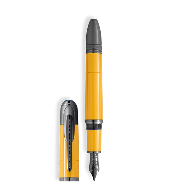 De Montblanc Great Characters Enzo Ferrari Special Edition Giallo Modena vulpen, modelnummer MB130660, is een luxe schrijfinstrument vol met unieke details die de nalatenschap van Enzo Ferrari eren. Beste draagwijze: breng de pen mee naar prestigieuze bijeenkomsten of zakelijke vergaderingen en presenteer jezelf met klasse en elegantie. Voeg het toe aan je exclusieve penverzameling voor een verfijnde touch.