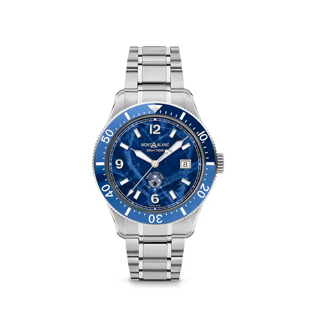 De Montblanc Iced Sea Automatic Date (modelnummer 129369) is een stijlvolle polshorloge met een diameter van 41 mm. Het heeft een zilverkleurige band en een metalen kast. Dit horloge is voorzien van een datumaanduiding en is perfect voor dagelijks gebruik. Draag het bij formele gelegenheden of bij een nette casual look voor een tijdloze elegantie.