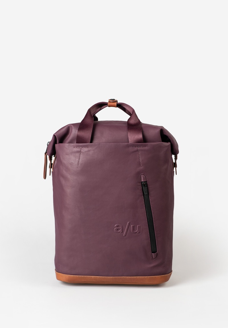 Aunts & Uncles Morioka Rugzak – Cherry Lacquer
De Aunts & Uncles Morioka rugzak in de stijlvolle kleur Cherry Lacquer combineert elegant design met praktische functionaliteit. Deze moderne rugzak is perfect voor dagelijks gebruik, werk of reisavonturen. Dankzij het hoogwaardige leer en de verfijnde afwerking straalt de Morioka klasse en karakter uit – een echte blikvanger voor elke gelegenheid.
De rugzak is uitgerust met afneembare schouderbanden, een verstelbare tailleband en diverse opbergvakken, zodat je al je essentials georganiseerd kunt meenemen. Of je nu je laptop, documenten of persoonlijke spullen wilt opbergen – alles heeft zijn eigen plek. Draag de tas comfortabel op je rug of stijlvol als crossbodytas voor extra flexibiliteit en draagcomfort.
Afmetingen:
Hoogte: 38 cm x Breedte: 27 cm x Diepte: 12 cm
Met de Aunts & Uncles Morioka rugzak Cherry Lacquer maak je een statement – een perfecte balans tussen trendy design, duurzaamheid en functionaliteit. Ideaal voor wie stijl en comfort moeiteloos wil combineren.