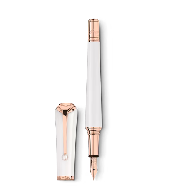 De Montblanc Marilyn Monroe Special Edition Pearl Fountain Pen, modelnummer MB132119, is een luxe vulpen geïnspireerd door de iconische stijl van Marilyn Monroe. Met een elegant ontwerp en hoogwaardige afwerking straalt deze pen verfijning uit. Draag hem dagelijks met uw favoriete schrijfaccessoires voor een vleugje glamour en klasse. Perfect voor persoonlijke of professionele schrijfsessies.