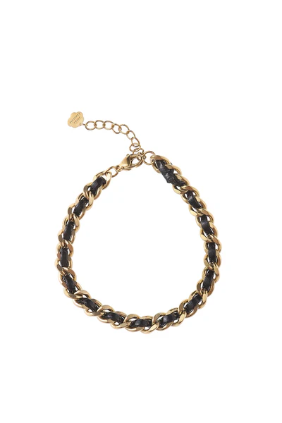 Het Rose & Camellia Armband, modelnummer 2110035206990, is een verfijnde armband gemaakt van verguld edelstaal, met een lengte van 16+3 cm. Draag het als een elegant accessoire voor elke gelegenheid. Voeg verfijning toe aan je dagelijkse look of feestelijke outfit.