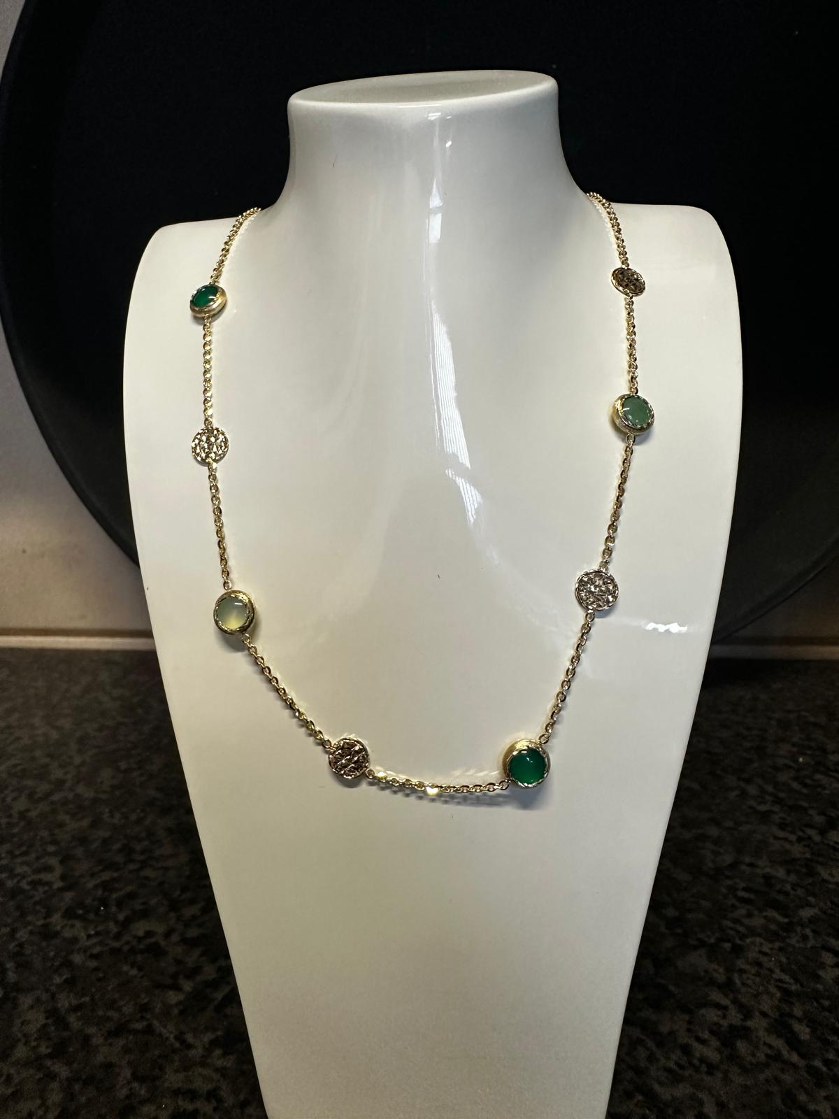 De FRI1-98, een betoverende ketting uit onze juwelencollectie, combineert elegantie met stijl. Perfect te dragen bij zowel formele als informele gelegenheden, voegt het verfijnde details toe aan elke outfit. Combineer met bijpassende accessoires voor een complete look. Laat je persoonlijkheid stralen met deze prachtige ketting in het juwelen assortiment.