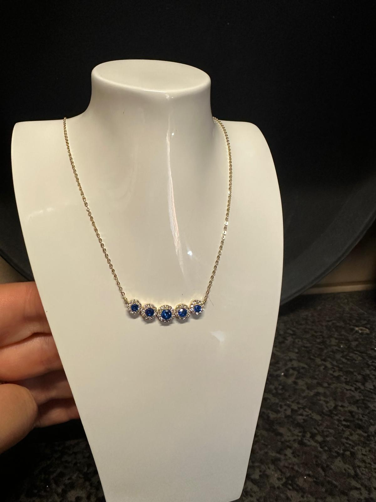 Product 1736BL: Deze fantasieketting voegt een vleugje elegantie toe aan elke outfit. Perfect te dragen bij een avondjurk of om een casual look te verfraaien. De unieke stijl maakt het een veelzijdig accessoire dat opvalt. Combineer met andere sieraden voor een modieuze, gelaagde look. Een must-have voor elke juwelenliefhebber!