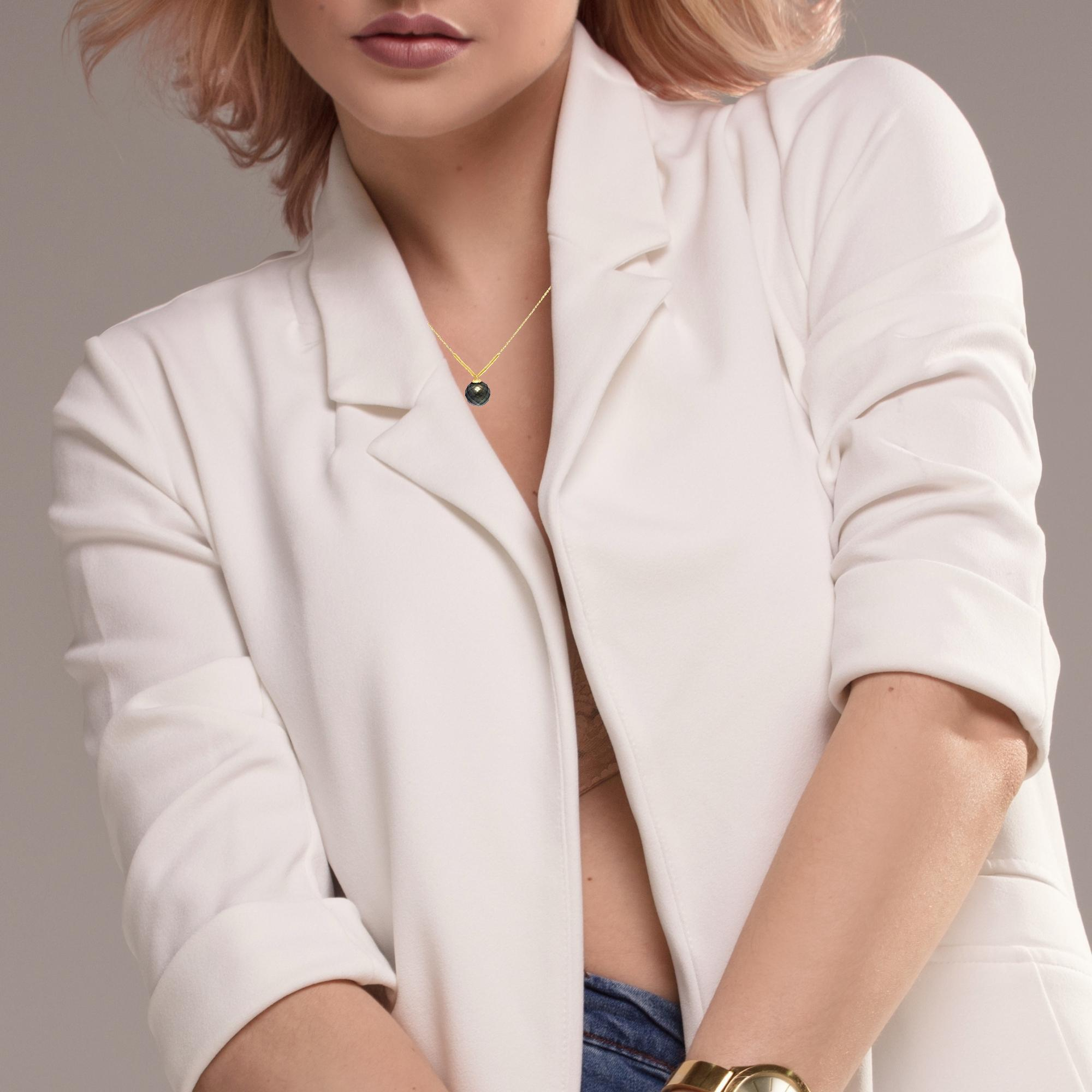 Das Collier Anker 6mm mit 6x 3mm Röhrchen aus 750er Gold und einer facettierten Tahitiperle (8,5 - 9mm) zeichnet sich durch seine edlen Materialien und das elegante Design aus. Tragen Sie dieses exquisite Schmuckstück zu formellen Anlässen oder als Highlight auf einem schlichten Kleid, um Ihren Look zu vervollständigen.