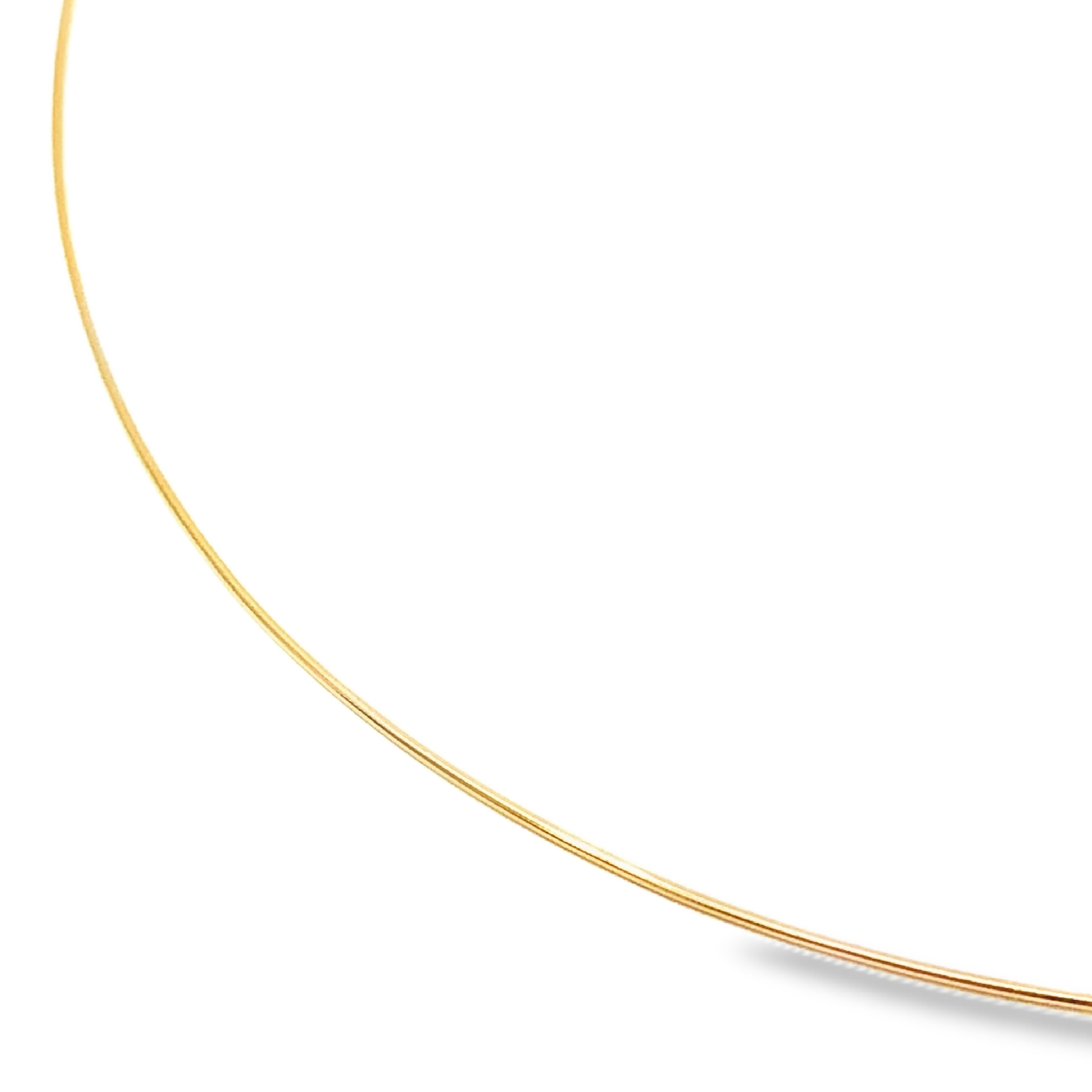 Der Omega Collier ist ein elegantes Schmuckstück mit universellen Möglichkeiten. die Schließmechanik ermöglich ein äußerst schmales Durchgangsmaß von nur 1,0 mm! So können feinste Anhänger mit winzigen Ösen aufgefädelt werden. Zudem ist es in der Länge durch eine Silikonkugel verstellbar. Es verfügt über ein glänzendes Finish und eine flexible, aber robuste Struktur, die den Hals elegant umschmeichelt. Ideal für festliche Anlässe oder als stilvolles Alltagsaccessoire. Tragen Sie es als Solo-Statement oder in Kombination mit anderen Schmuckstücken für einen luxuriösen Look.