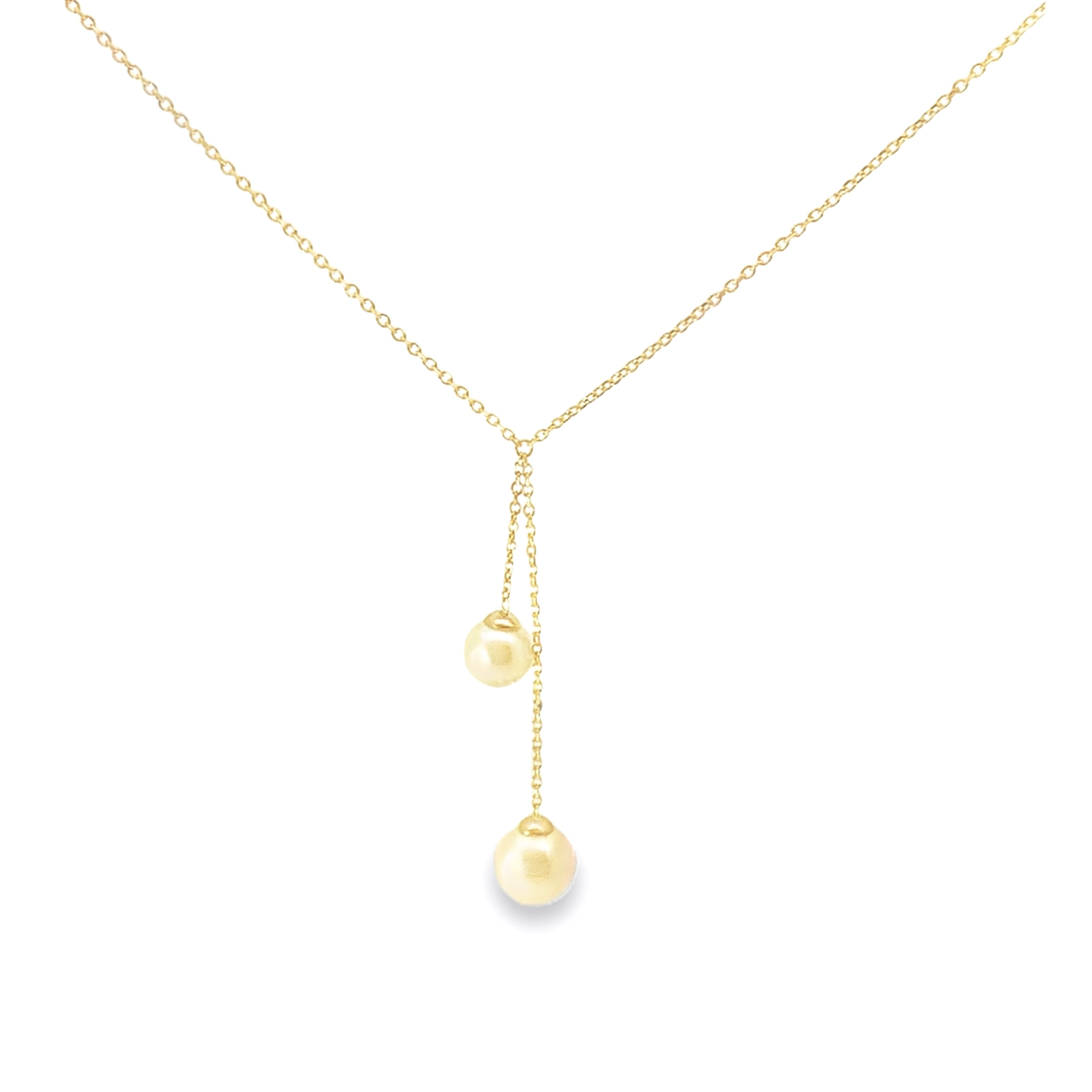 Dieses feine Ankerkettchen mit einem Durchmesser von 1.0mm ist zusätzlich diamantiert worden und hat daher ein faszinierende funkeln. Es besteht aus hochwertigen Materialien wie Gold 750 und zwei feinen Akoyaperlen und ist ideal, um Ihrem Outfit einen eleganten Touch zu verleihen. Tragen Sie diese Halskette zu formellen Anlässen oder besonderen Events, um Ihren Look zu veredeln. Perfekt für modebewusste Schmuckliebhaber.