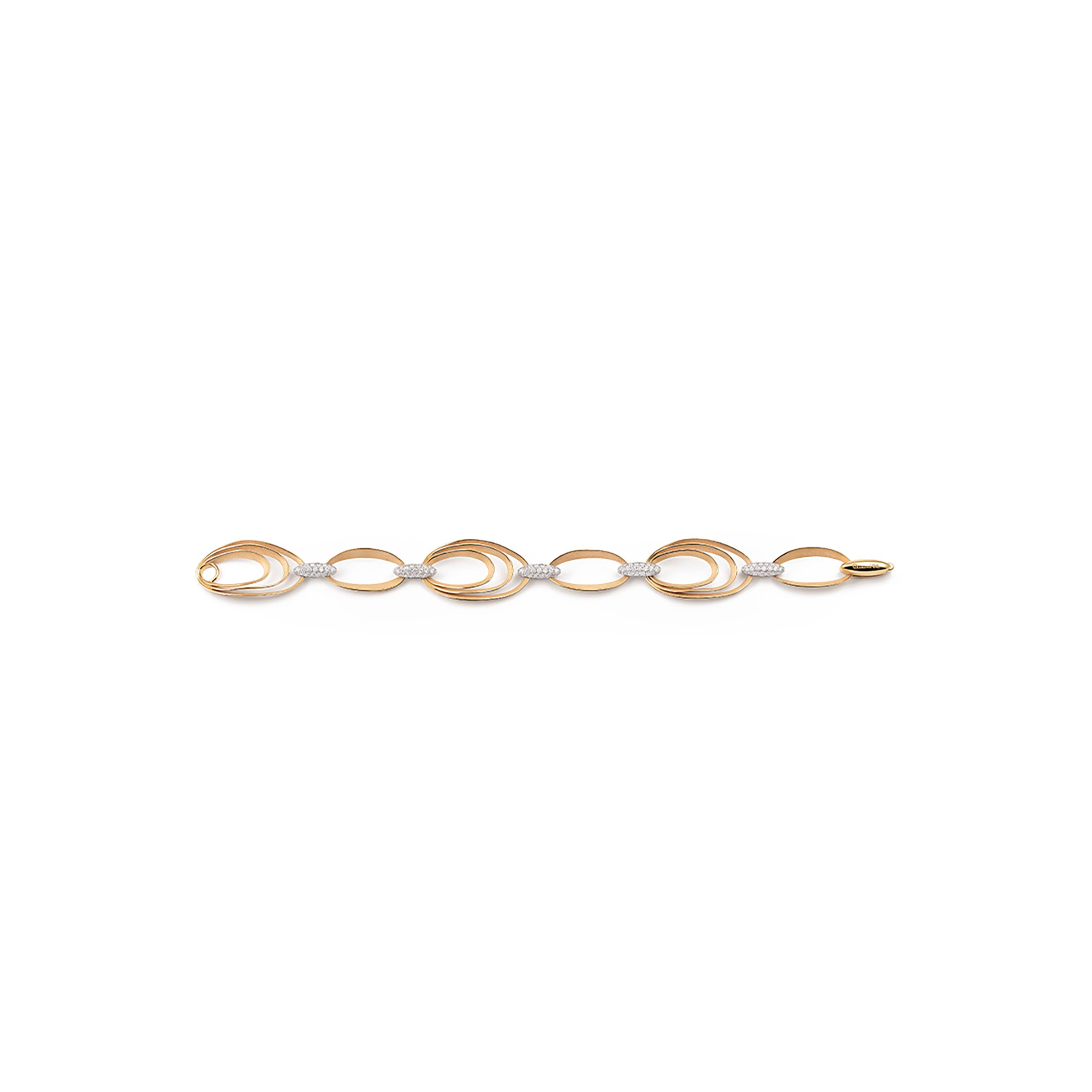 De armband is gemaakt van 18 kt Orange Apricot-goud, wat zorgt voor een warme, zacht perzikkleurige gloed. Het ontwerp volgt de sierlijke golvende lijnen van de Dune Chic Pavé-collectie, gecombineerd met een fijn pavé van diamanten. In totaal is er ongeveer 0,95 ct aan diamanten verwerkt, wat zorgt voor een subtiele schittering. De afwerking is vloeiend en sculpturaal, waardoor de armband zowel licht als verfijnd oogt.