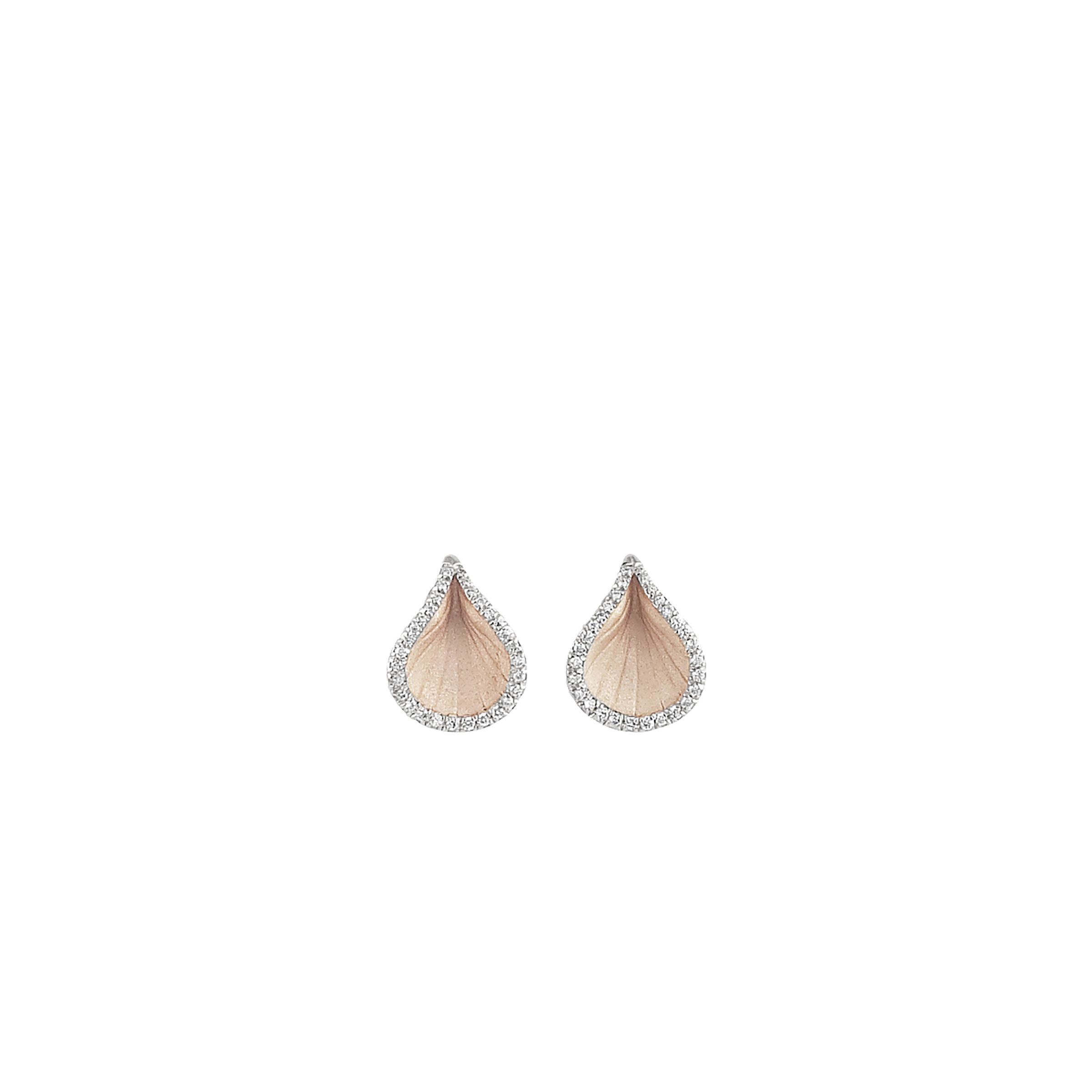De oorbellen zijn gemaakt van 18 kt Natural Beige-goud, wat een zachte, warme beige-gouden tint geeft. Ze behoren tot de Goccia-collectie en hebben een elegant druppelvormig ontwerp dat subtiel en sculpturaal oogt. Rond de rand van iedere oorbel is een fijne rij diamanten geplaatst met een totaalgewicht van ongeveer 0,19 ct, wat een delicate schittering toevoegt. De combinatie van het warme goud en de sprankelende diamanten geeft de oorbellen een luxueuze en verfijnde uitstraling die zowel modern als tijdloos is.