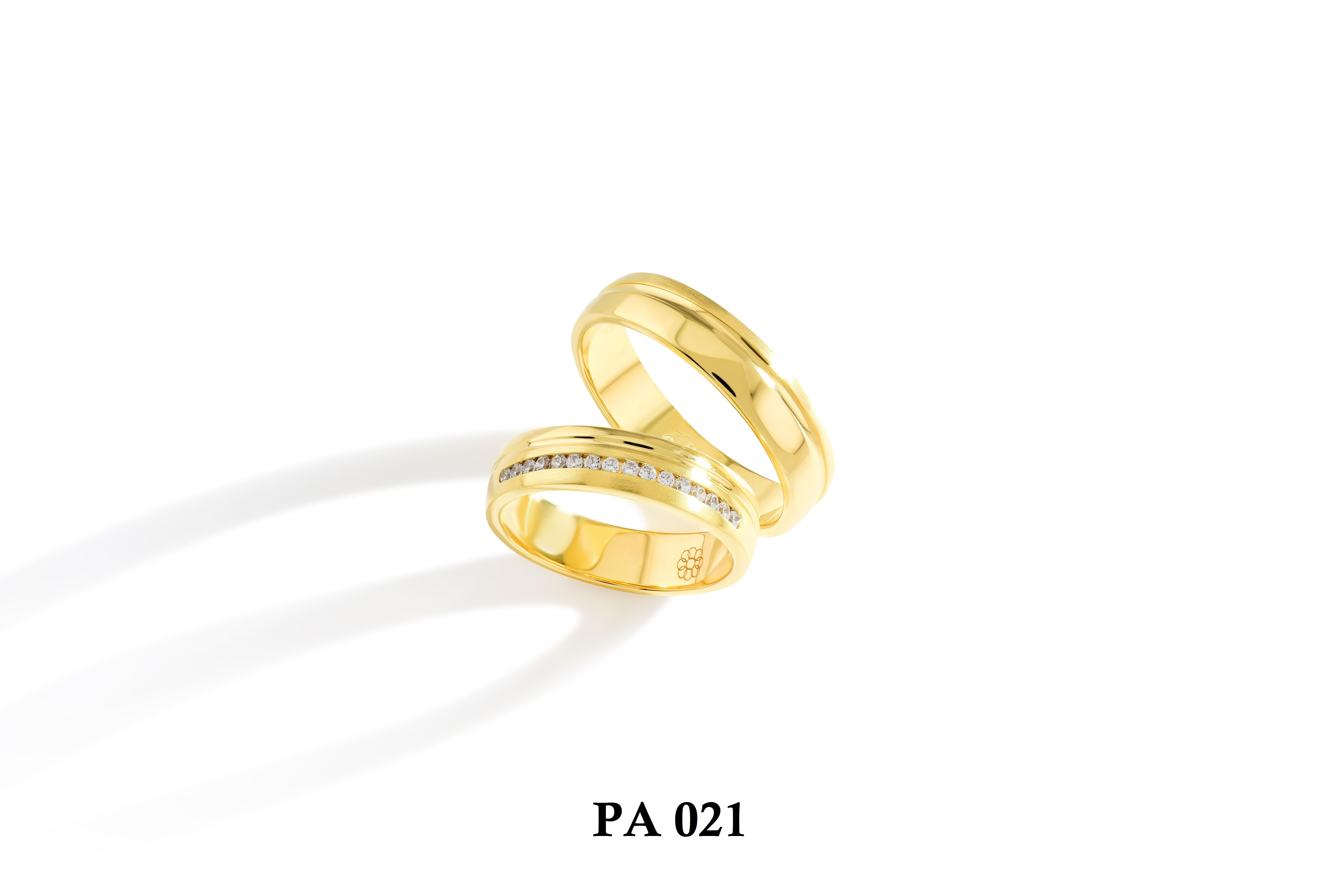 Deze prachtige gouden trouwringen zijn verkrijgbaar in verschillende goudgehaltes, waaronder 8, 9,14 en 18 karaats goud.
Ook zijn deze ringen te bestellen in Zilver en Platina.
Deze ringen zijn tevens leverbaar in:
Geel goud
Rosé goud 
Wit goud 

(Al onze diamanten sieraden worden gecertificeerd geleverd)