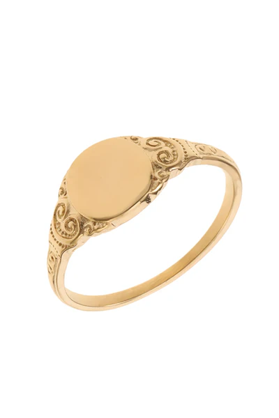 Deze prachtige Rose & Camellia ring, modelnummer 4900012905996mt18, heeft een vergulde edelstalen afwerking. Het is een verfijnde accessoire voor elke gelegenheid. Draag deze ring als statement piece op je ringvinger of combineer met andere delicate ringen voor een trendy, gelaagde look. Perfect voor dagelijks gebruik en speciale momenten.