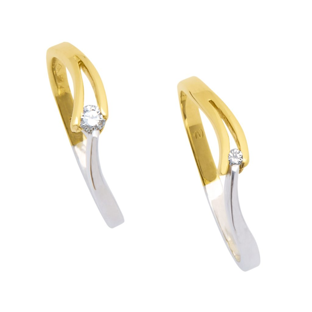 De V-SLAG 0.04ct ring is een prachtige 14krt geel/witgouden ring met een briljant geslepen diamant van 0.04ct, in zuiverheid VVS1 en kleur G. Deze nikkelvrije ring van maat 59 straalt elegantie uit. Draag het solo voor een verfijnde uitstraling of combineer met andere sieraden voor een stijlvolle look.  Perfect voor elke gelegenheid.