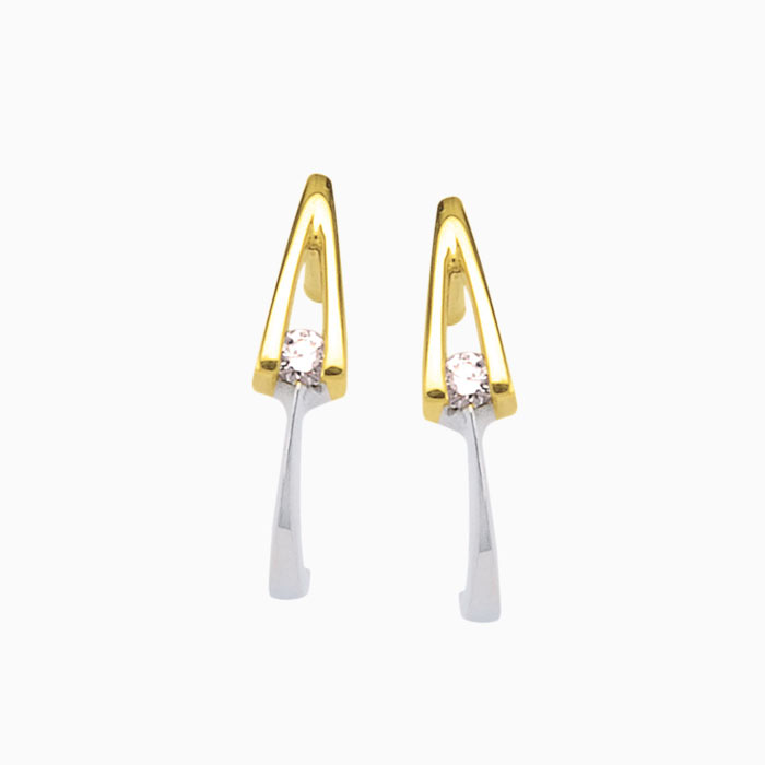 Deze 14krt oorstekers Eclat V-OK 2x 0.03ct=0.06ct zijn verfijnde gouden oorbellen met briljant geslepen diamanten van VVS1 zuiverheid en G-kleur. Perfect voor dagelijks gebruik of speciale gelegenheden, hun elegantie maakt ze een tijdloze aanvulling. Draag ze om elke look een subtiele, luxueuze glans te geven. Modelnummer: V-OK 2x3.