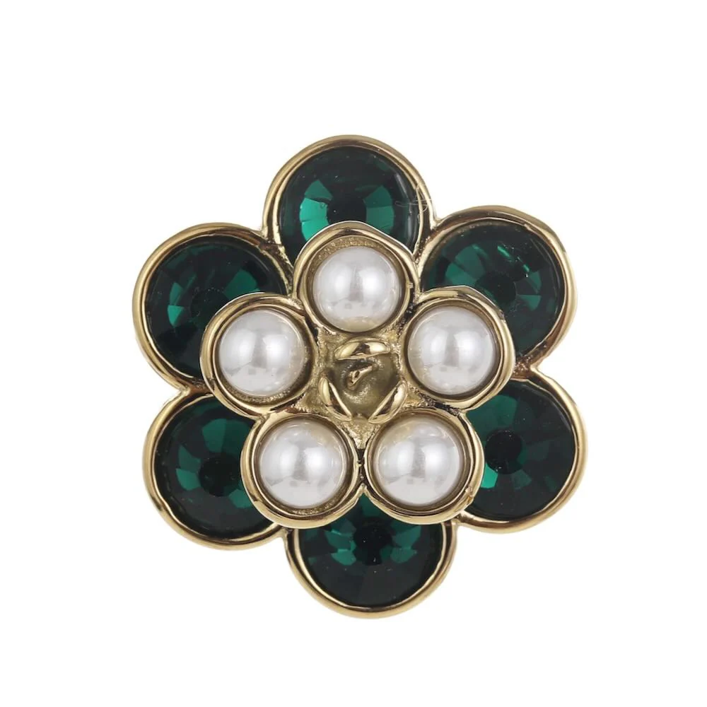 De Rose & Camellia Ring edelstaal verguld, modelnummer 4110106105953, is een verfijnde accessoire. Deze ring straalt elegantie uit door de vergulde afwerking. Draag hem solo voor een subtiele look of combineer met andere sieraden voor een statement. Perfect voor zowel dagelijks gebruik als speciale gelegenheden.