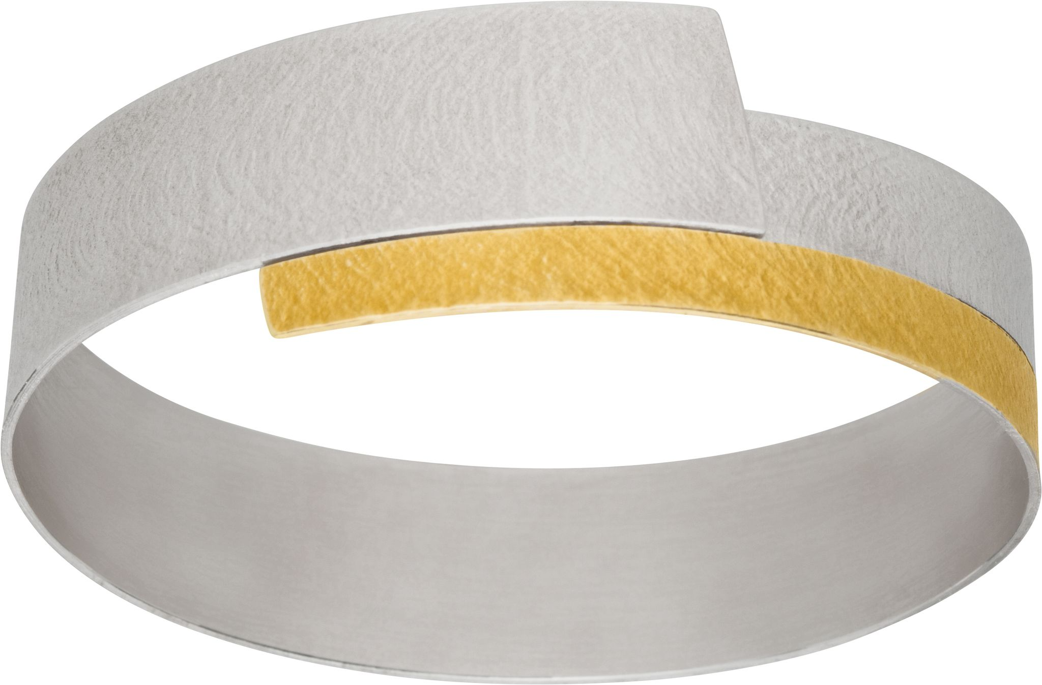 MANU Schmuck is een sieradenmerk van Duitse afkomst en zij ontwerpen hun sieraden in zilver en 22 karaat goud. De warme kleur van het 22 karaat goud geeft de sieraden extra cachet en een exclusieve afwerking mee.