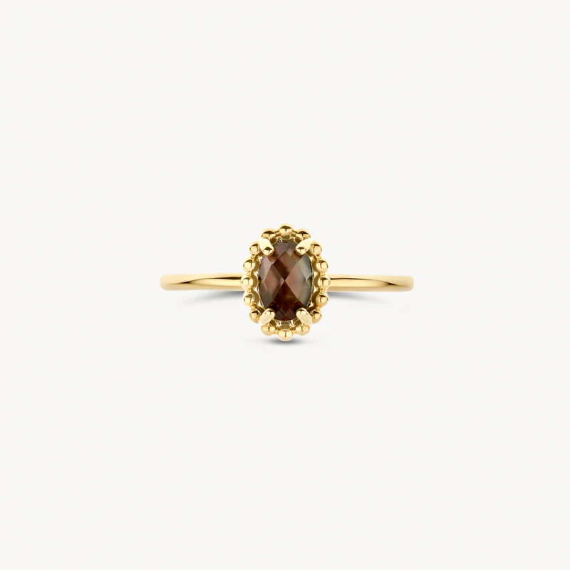 Deze 14k geelgouden ring verrijkt jouw look met een unieke combinatie van zwarte parelmoer en bergkristal. De ovale steen (8.7 x 6.5 mm) heeft een intrigerende diepte en is stijlvol gevat in een chaton-zetting met gedetailleerde rand. De slanke ringband van 1.2 mm zorgt voor optimaal draagcomfort. Een verfijnde toevoeging aan je collectie.