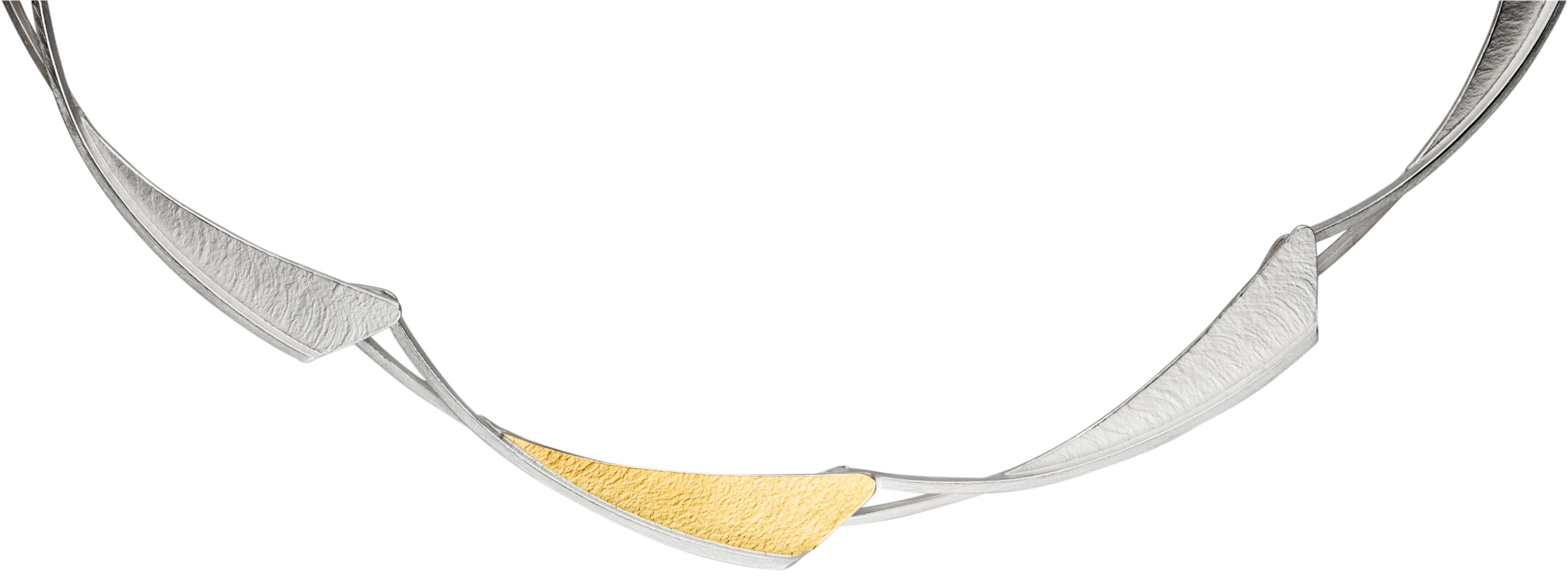 MANU Schmuck is een sieradenmerk van Duitse afkomst en zij ontwerpen hun sieraden in zilver en 22 karaat goud. De warme kleur van het 22 karaat goud geeft de sieraden extra cachet en een exclusieve afwerking mee.