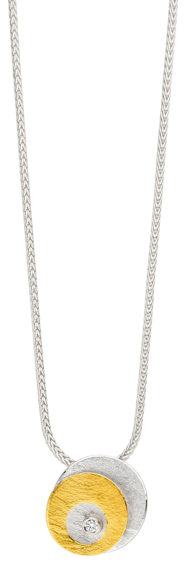 MANU Schmuck is een sieradenmerk van Duitse afkomst en zij ontwerpen hun sieraden in zilver en 22 karaat goud. De warme kleur van het 22 karaat goud geeft de sieraden extra cachet en een exclusieve afwerking mee.