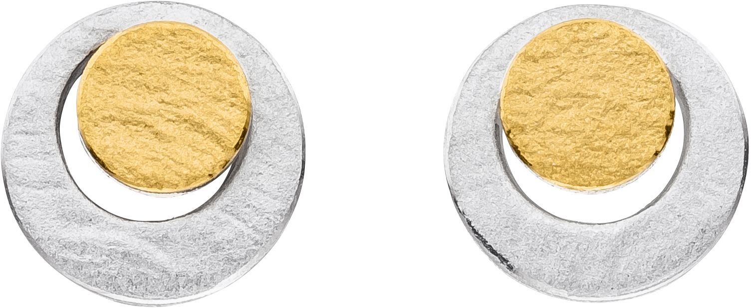 De handgemaakte design sieraden van MANU zijn stuk voor stuk iconen waarmee de drager zijn persoon onderstreept. Een bijzondere edelmetalen en contrastrijke combinaties kenmerken MANU.