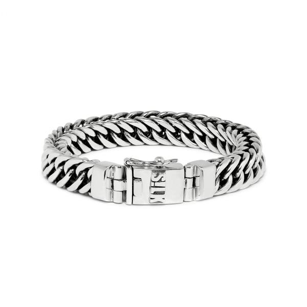 Deze massief zilveren armband modelnummer 108.23 is een stoer ontwerp van S!lk jewelry. Gemaakt van hoogwaardig 925 sterling zilver, geeft het een verfijnde zilverkleur. Met een lengte van 23 cm biedt deze armband een stevige baksluiting. Perfect voor zowel dagelijkse styling als speciale gelegenheden. Combineer met andere zilveren accessoires voor een complete look.