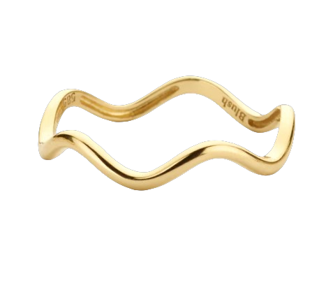 Deze speelse ring van 14k geelgoud springt meteen in het oog door zijn golvende design. De band heeft een doorsnede van 1,3 mm en hoewel deze ring genoeg aandacht trekt op zichzelf past hij het ook heel mooi bij andere (aanschuif)ringen uit onze collectie.